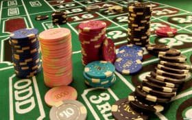 Pengguna membaca tips coki88 lewat ponsel